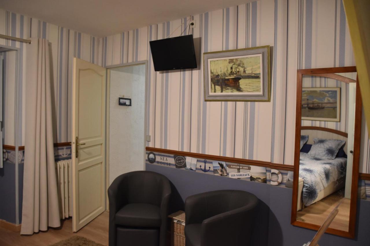 Logis Des Douves Bed & Breakfast Tiffauges Exterior foto