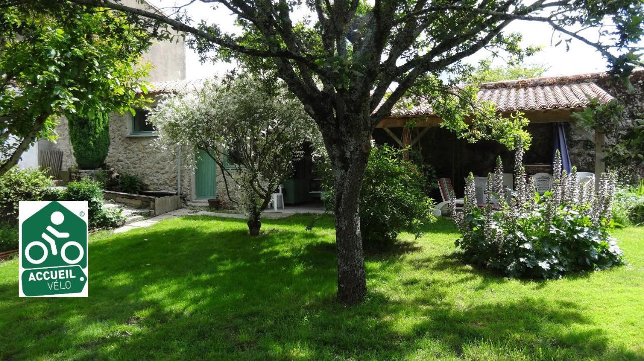 Logis Des Douves Bed & Breakfast Tiffauges Exterior foto