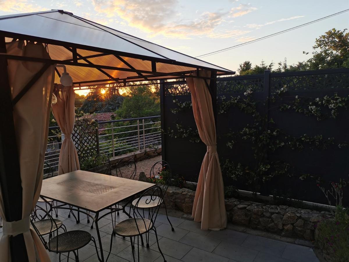 Logis Des Douves Bed & Breakfast Tiffauges Exterior foto