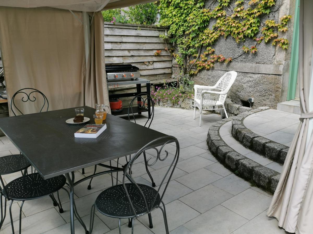 Logis Des Douves Bed & Breakfast Tiffauges Exterior foto