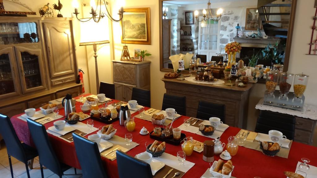 Logis Des Douves Bed & Breakfast Tiffauges Exterior foto