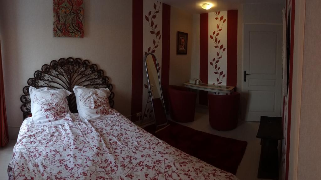 Logis Des Douves Bed & Breakfast Tiffauges Exterior foto