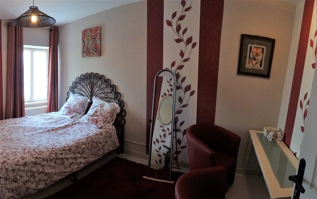 Logis Des Douves Bed & Breakfast Tiffauges Exterior foto